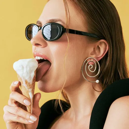 BRINCO CURVO E VAZADO EM ESPIRAL COM PÉROLA SHELL