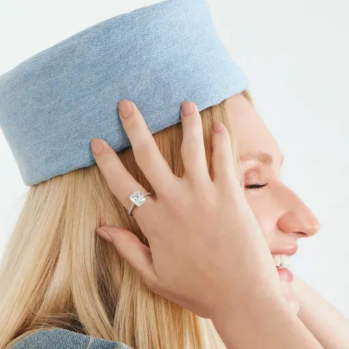 ANEL COM CRISTAL RETANGULAR E ZIRCÔNIAS PRATA RODINADA