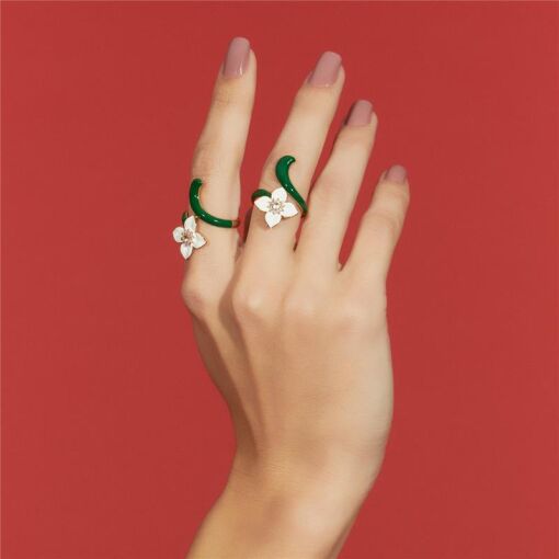 ANEL DE FLOR ESMALTADO COM CRISTAL E ZIRCÔNIA BANHADO A OURO