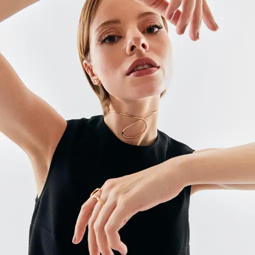 GARGANTILHA ARO LISO CURVO BANHADA A OURO