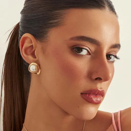 BRINCO CURVO E VAZADO COM PÉROLA SHELL