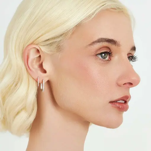 ARGOLA OVAL COM ZIRCÔNIAS PRATA RODINADA