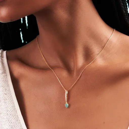 COLAR COM PINGENTE CRAVEJADO E CRISTAL CABOCHÃO BANHADO A OURO