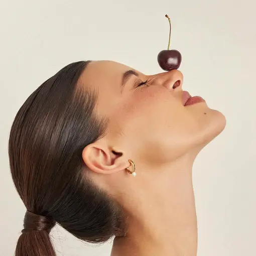 ARGOLA REDONDA COM PÉROLA SHELL