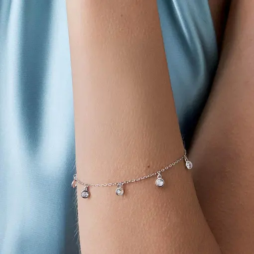 PULSEIRA COM CRISTAIS REDONDOS DISPERSOS PRATA RODINADA