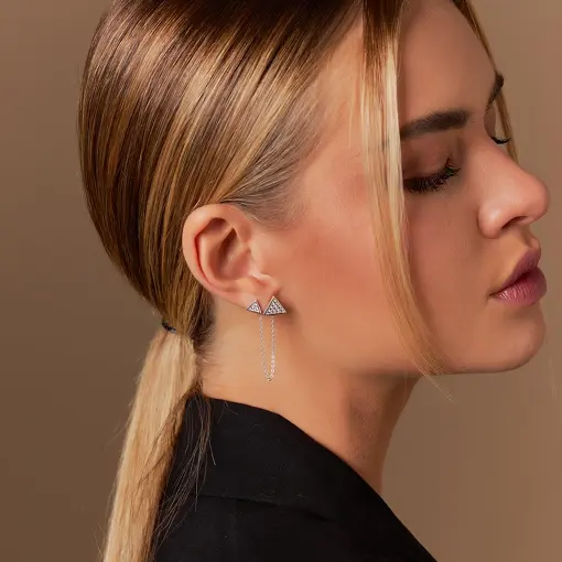 BRINCO EAR LINE COM TRIANGULOS CRAVEJADO PRATA LISA