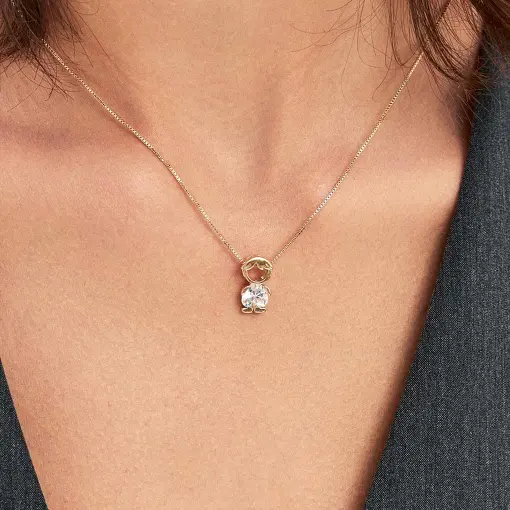 COLAR COM PINGENTE DE MENINO E CORAÇÃO EM CRISTAL