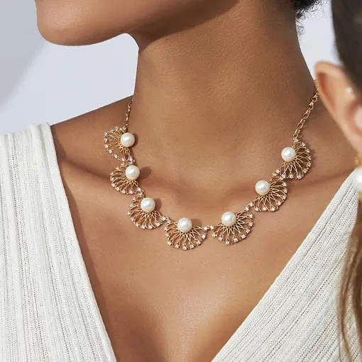 COLAR COM FLORES E PÉROLAS SHELL BANHADO A OURO