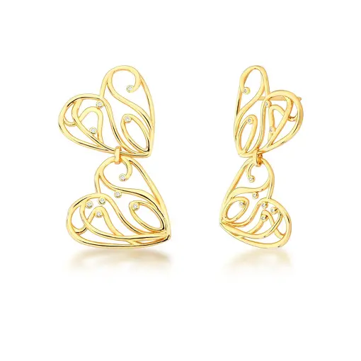 BRINCO PÊNDULO DE CORAÇÕES VAZADOS E ZIRCÔNIAS BANHADO A OURO