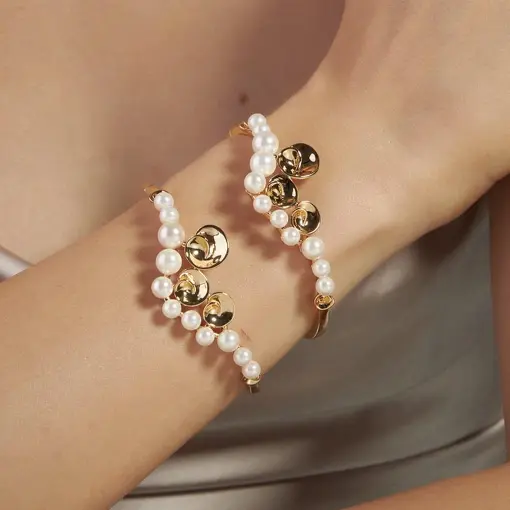 BRACELETE CURVO E LISO COM PÉROLA SHELL BANHADO A OURO