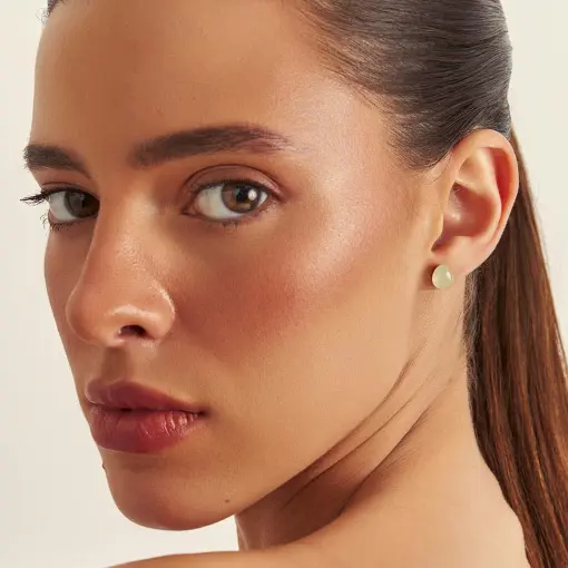 BRINCO DE GOTA COM PEDRA ABAULADA