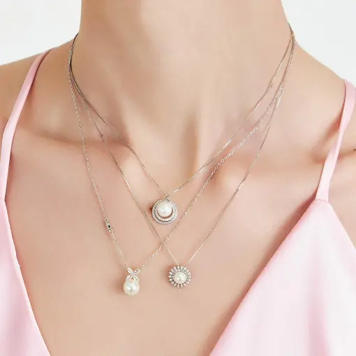 COLAR DE FLOR EM PÉROLA SHELL E ZIRCÔNIAS PRATA RODINADA