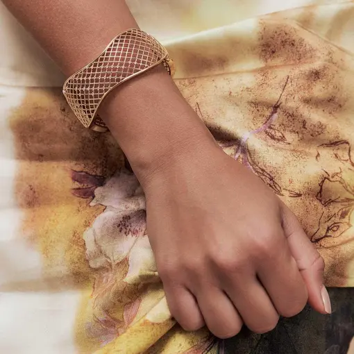 BRACELETE TEXTURIZADO E VAZADO COM ZIRCÔNIAS