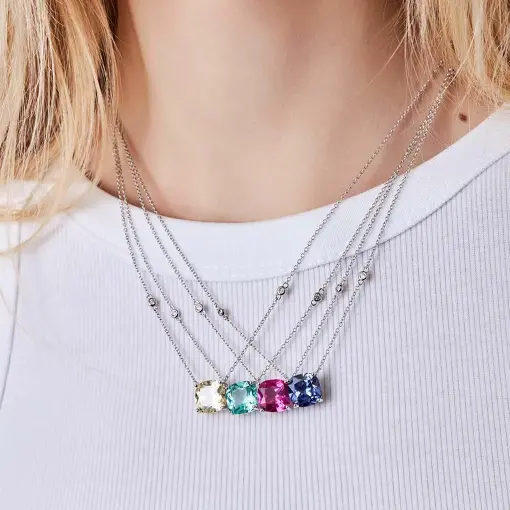 COLAR COM PINGENTE DE CRISTAL QUADRADO PRATA RODINADA