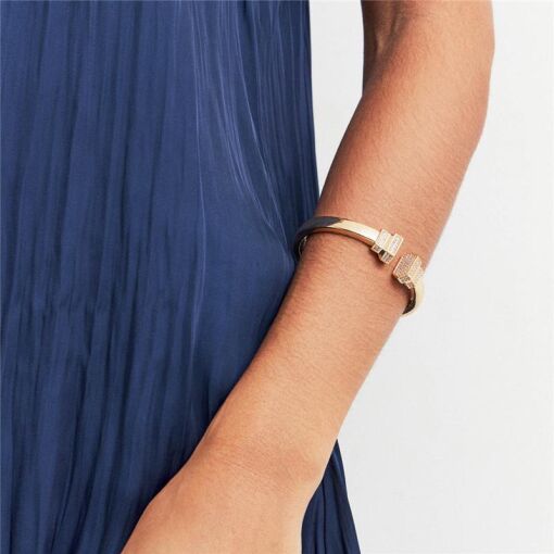 BRACELETE GEOMÉTRICO EM ZIRCÔNIAS E COM ABERTURA
