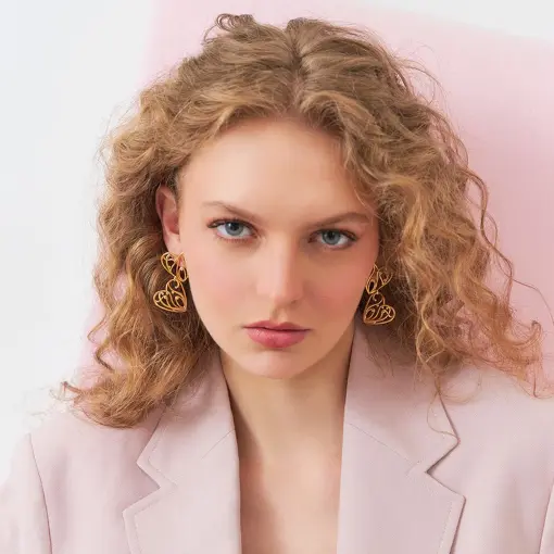 BRINCO PÊNDULO DE CORAÇÕES VAZADOS E ZIRCÔNIAS BANHADO A OURO