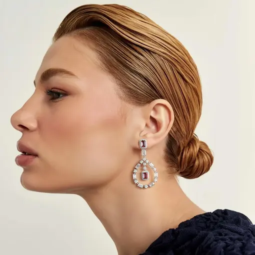 BRINCO PÊNDULO VAZADO COM CRISTAIS GEOMÉTRICOS E ZIRCÔNIAS