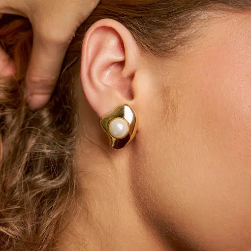 BRINCO CURVO COM PÉROLA SHELL BANHADO A OURO