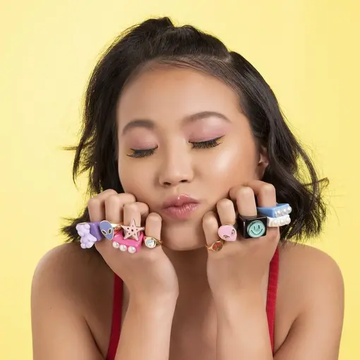 ANEL COM IMAGEM DE ALIENÍGENA ESMALTADO ROSA BANHADO A OURO