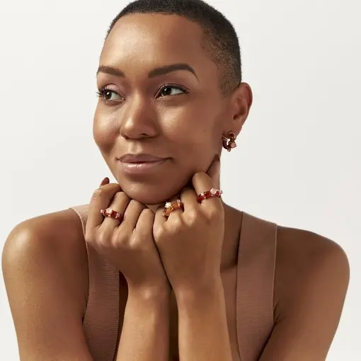 ANEL EM PEDRA ÁGATA NA COR MARROM E CRISTAIS BANHADO A OURO