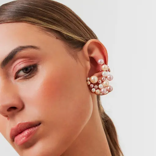 BRINCO EAR CUFF COM PÉROLAS EM QUATRO TONS BANHADO A OURO ROSÊ