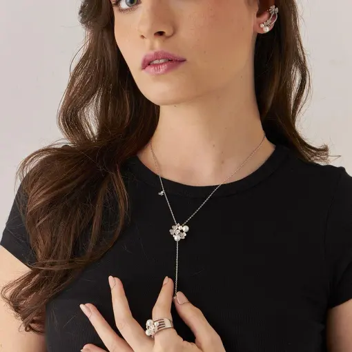 BRINCO EAR CUFF DE FLOR CRAVEJADO E PÉROLA BANHADO A RÓDIO