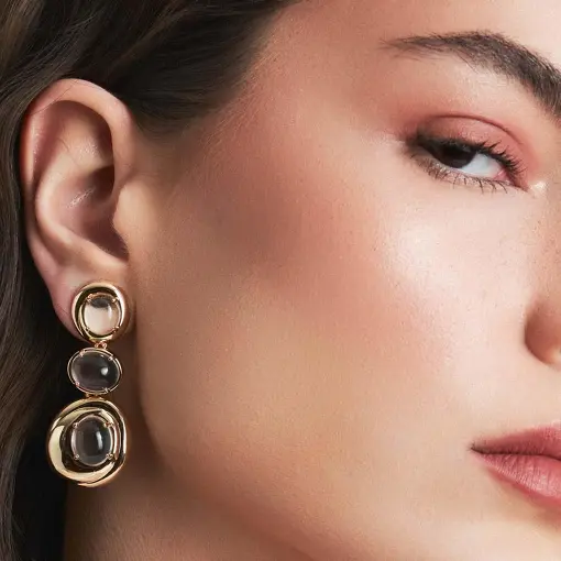 BRINCO EM PÊNDULO ABAULADO COM CRISTAIS OVAIS