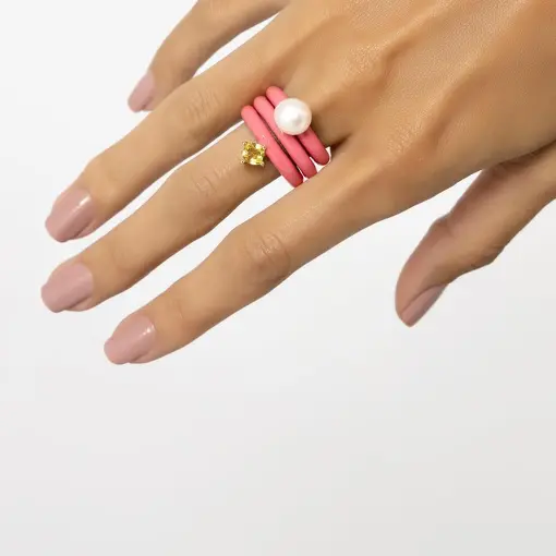 ANEL ESMALTADO HOT PINK O E PÉROLA BANHADO A OURO