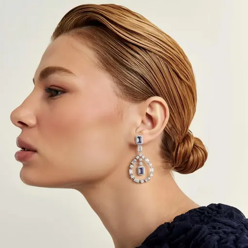 BRINCO PÊNDULO VAZADO COM CRISTAIS GEOMÉTRICOS E ZIRCÔNIAS