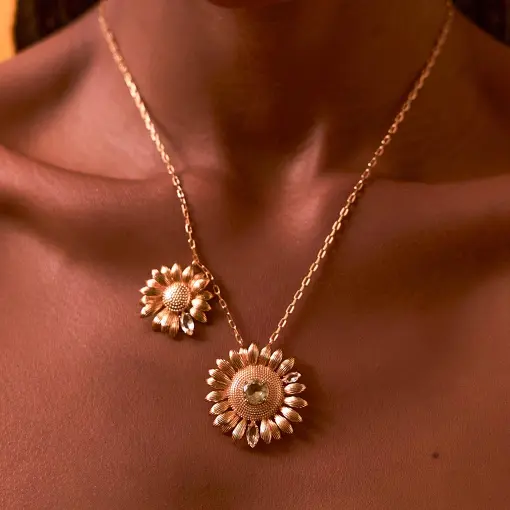 COLAR COM 2 PINGENTES DE FLOR GIRASSOL TRABALHADO COM CRISTAIS