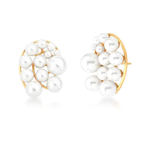 BRINCO CURVO COM PÉROLAS SHELL BRANCA BANHADO A OURO