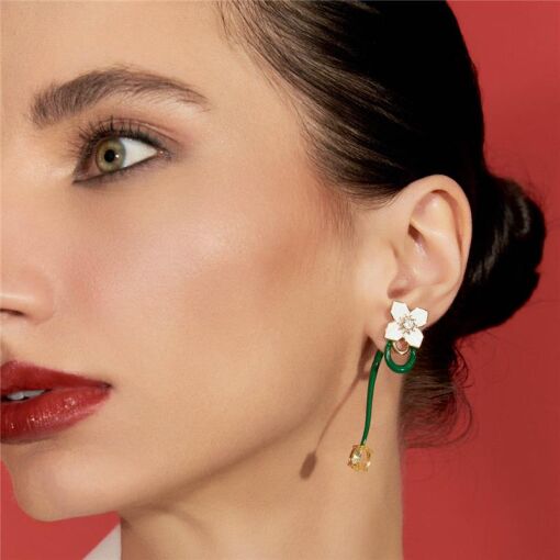 BRINCO EAR JACKET DE FLOR E ESMALTADO BANHADO A OURO