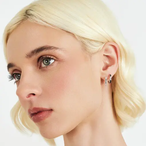 ARGOLA QUADRADA COM UMA FILEIRA DE ZIRCÔNIAS PRATA RODINADA