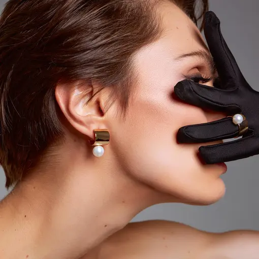 MEIA ARGOLA COM PÉROLA SHELL BANHADA A OURO