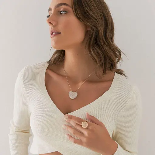 ANEL REDONDO LISO COM CORAÇÃO CRAVEJADO BRANCO BANHADO A OURO