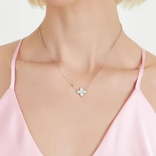 COLAR COM PINGENTE DE FLOR EM ZIRCÔNIAS PRATA RODINADA