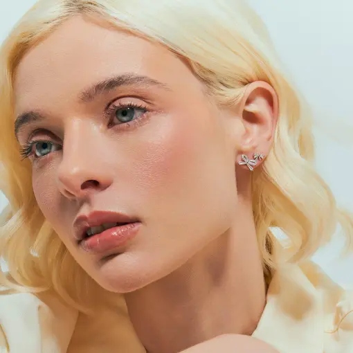 BRINCO DE LAÇO COM CRISTAIS PRATA RODINADA