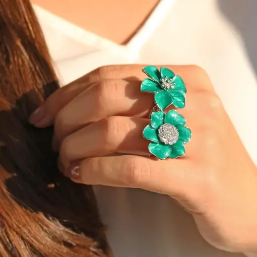 ANEL FLOR ESMALTADA NA COR VERDE COM ZIRCÔNIAS FOLHEADO A RÓDIO