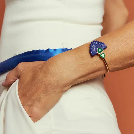 BRACELETE DE FLOR TRABALHADO COM CRISTAIS TRIANGULARES