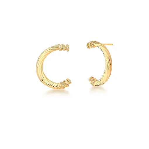 BRINCO CURVO TEXTURIZADO E ZIRCÔNIAS BANHADO A OURO
