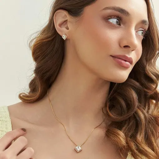 CONJUNTO BRINCO E CORRENTE COM PINGENTE BANHADO A OURO