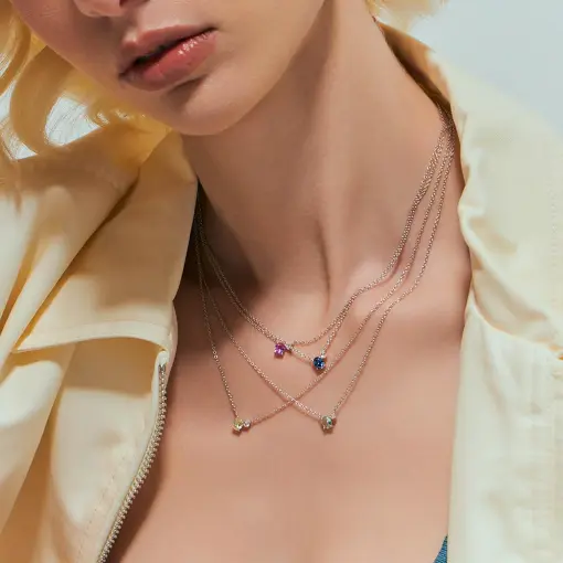 COLAR COM PINGENTE DE CRISTAIS OVAIS PRATA RODINADA