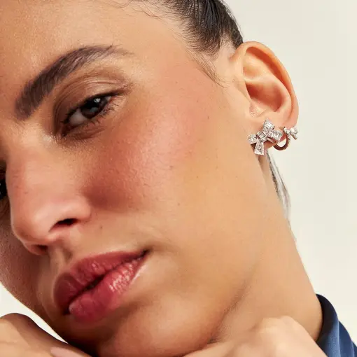 ARGOLA REDONDA COM LAÇO EM CRISTAIS E ZIRCÔNIAS