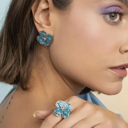 ANEL FLOR ESMALTADO AZUL COM PONTOS DE LUZ FOLHEADO A RÓDIO