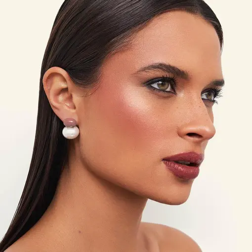 BRINCO OVAL ESMALTADO COM PÉROLA