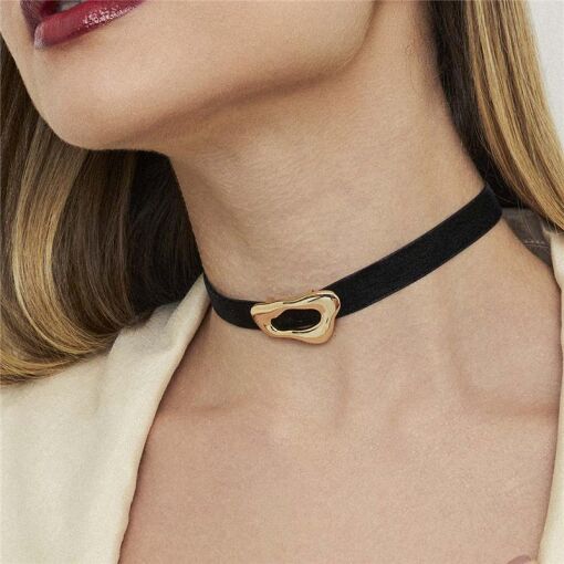 CHOKER EM VELUDO COM PINGENTE CURVO TEXTURIZADO