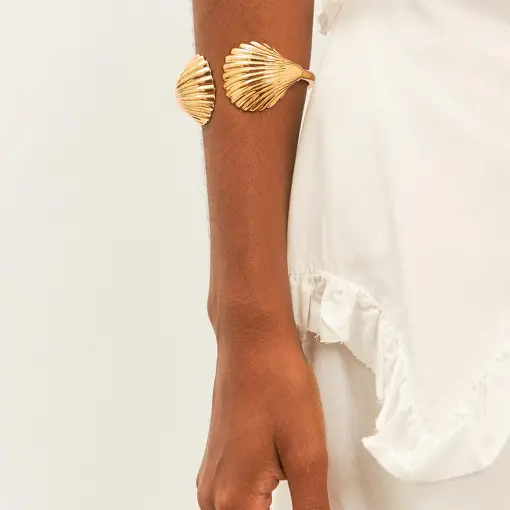 BRACELETE COM ABERTURA E CONCHAS LISAS BANHADO A OURO