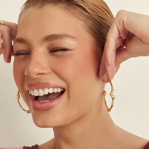 MEIA ARGOLA ABAULADA COM PÉROLAS INTERCALADAS