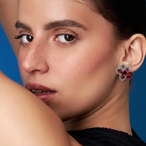 BRINCO DE FLOR VAZADO COM CRISTAIS E ZIRCÔNIAS