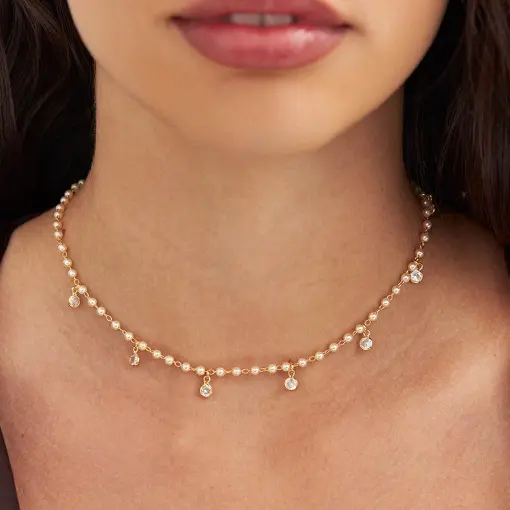 CHOKER COM PINGENTES EM CRISTAIS E PÉROLAS
